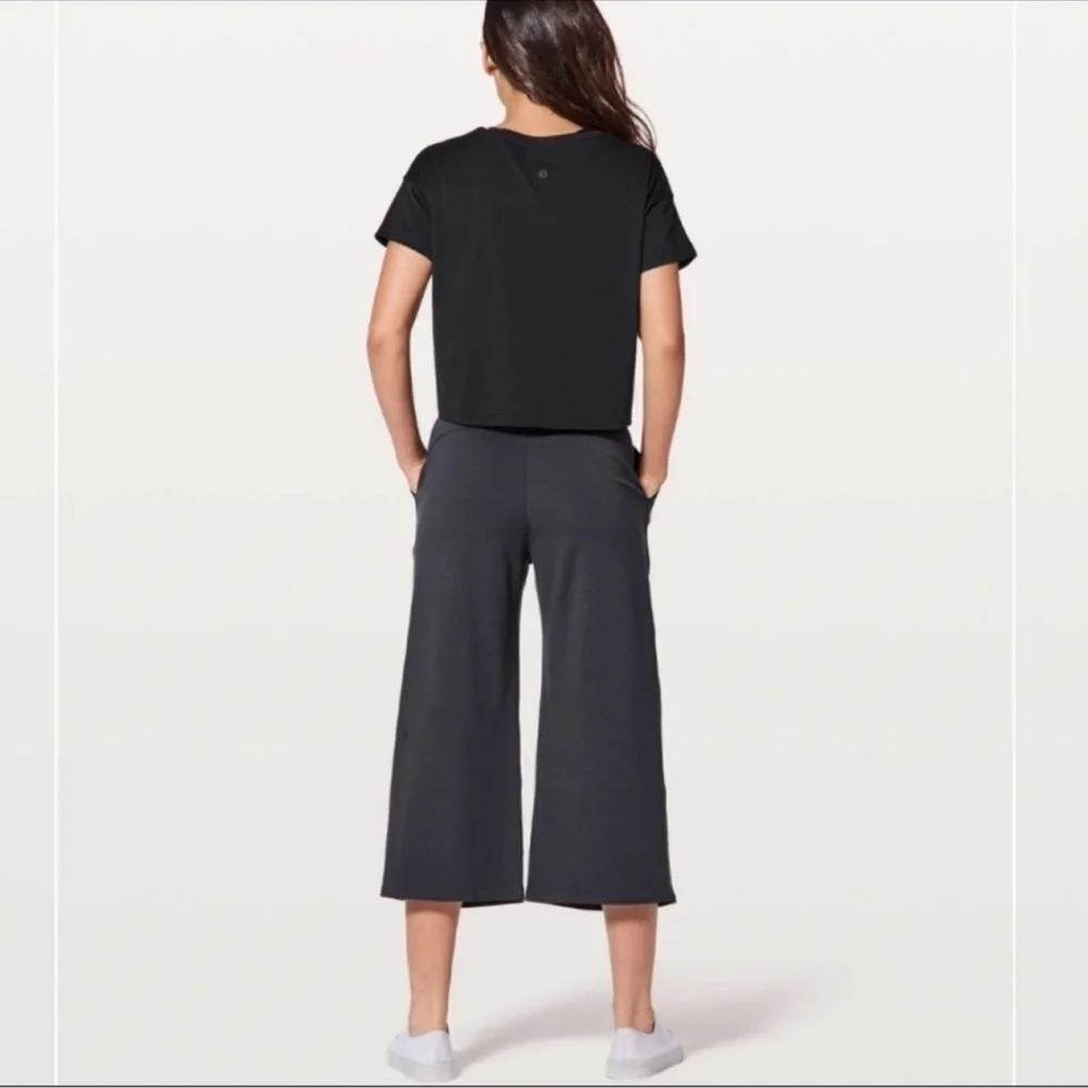 EUC - Lululemon - Can you feel the pleat pants - size 4 - dark charcoal color
